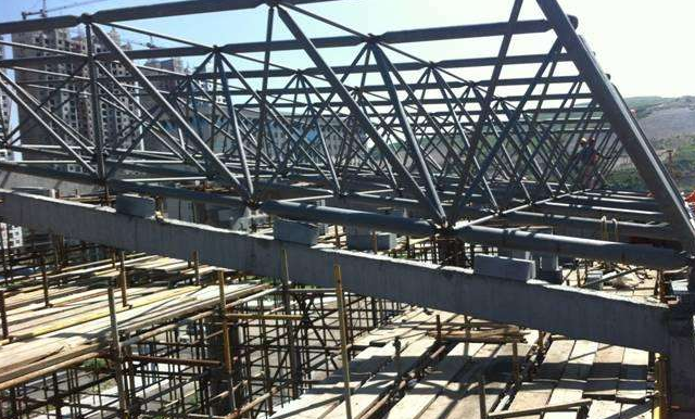 嘉定简述网架公司的黑色压型钢板的吊装步履